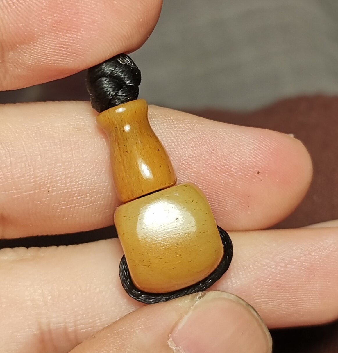 西藏文玩10*12*24mm老牦牛骨玉化灵骨包浆油润三通佛头骨裂纹老款