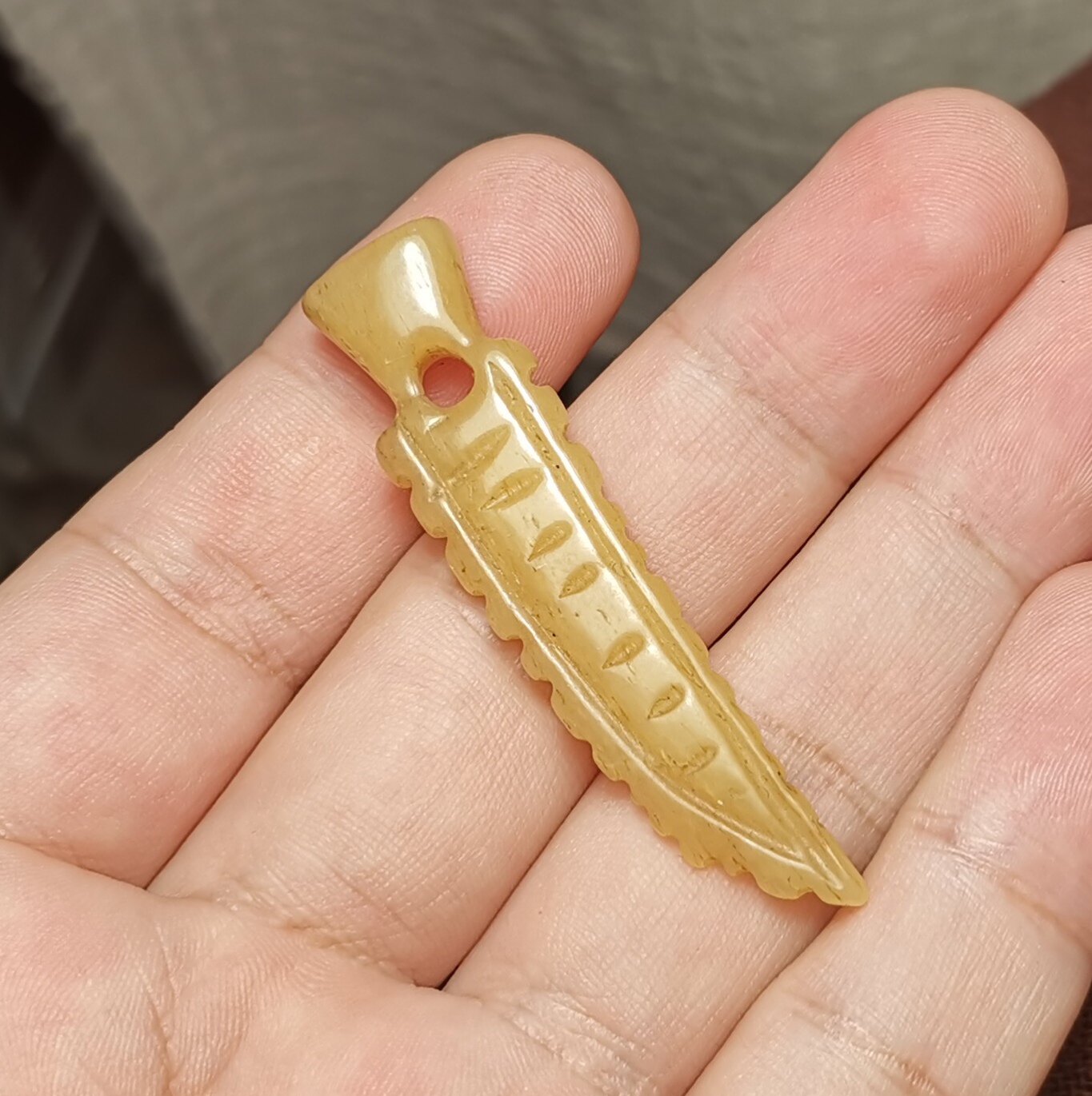 藏系文玩长53mm手工雕刻牦牛骨玉化灵骨老款式凤尾小挂件一物一图