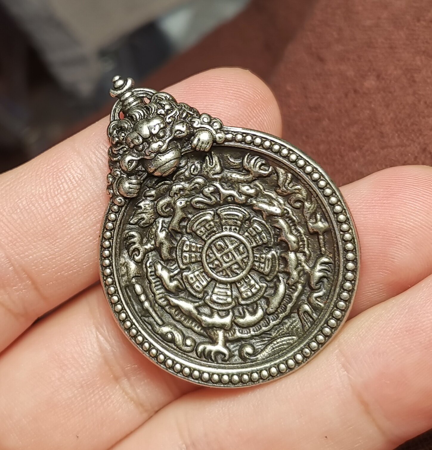 西藏文玩31mm藏银色白铜连珠纹瑞兽九宫八卦牌图腾挂件随身佩戴牌