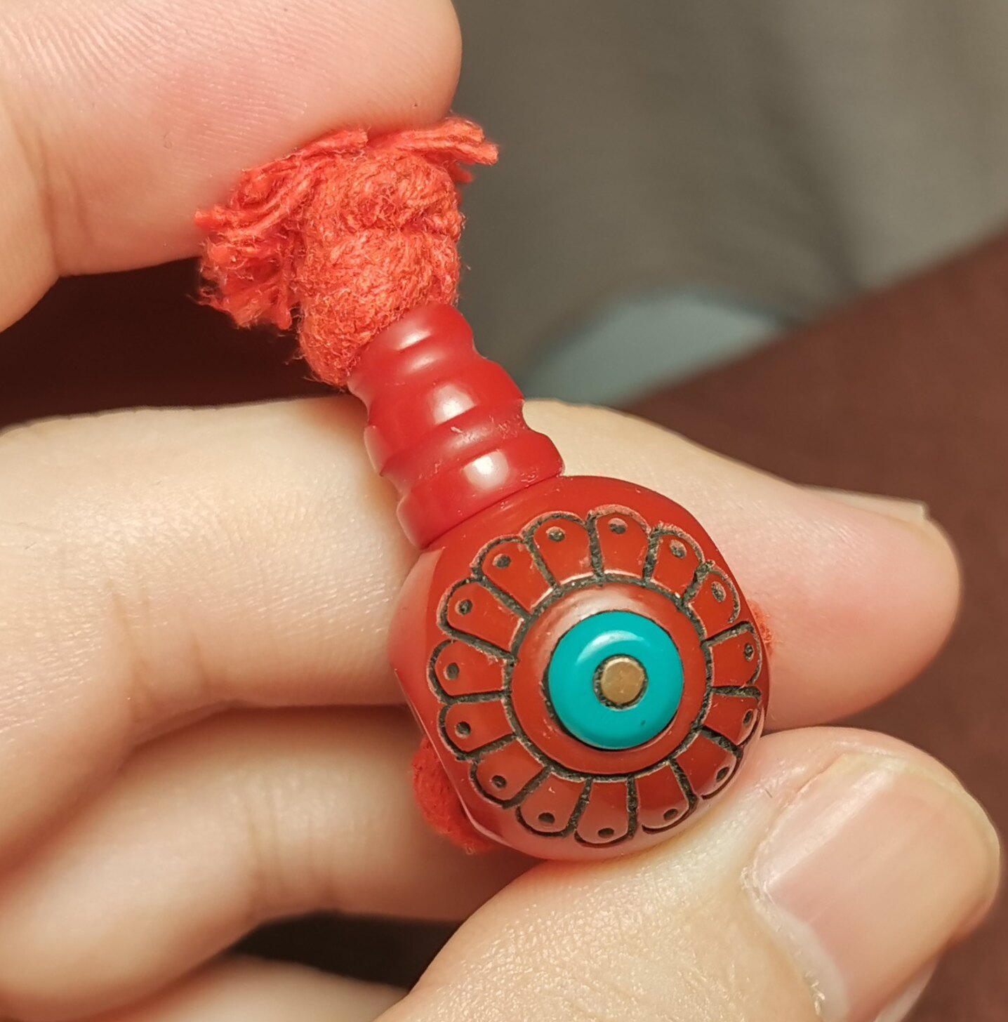 西藏文玩19*30mm红色料器树脂手工款格桑花绿点镶嵌咒点三通佛头