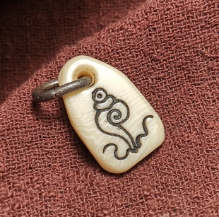 西藏元素白色料器手工雕刻法螺图腾卡子滴溜测挂百搭饰品配饰挂件
