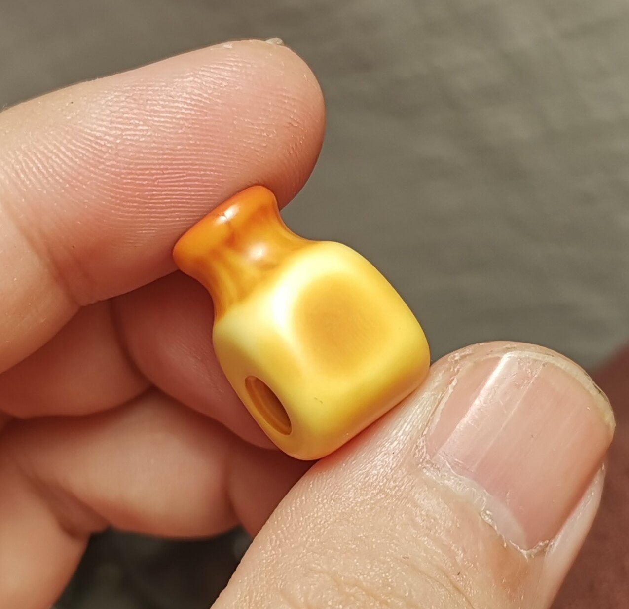 藏系文玩厚11宽12高19mm老黄色料器树脂手工打磨三通佛头一物一图