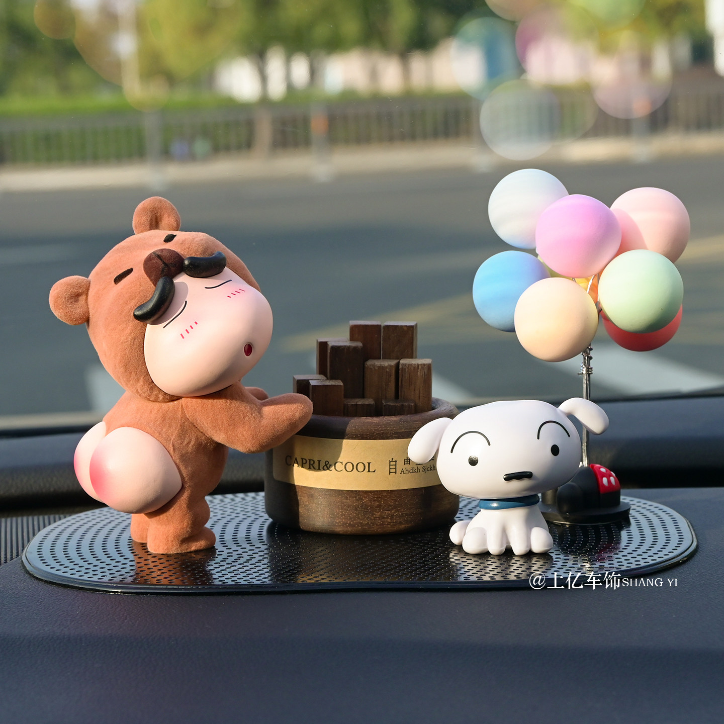 屁屁熊蜡笔小新车载摆件可爱翘臀小众停车号码牌汽车中控香薰装饰