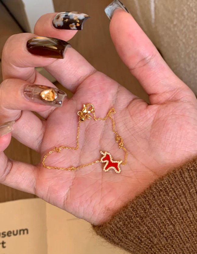 18K金镶钻小红马手链女款轻奢小众设计感高级精致闺蜜礼物送女友