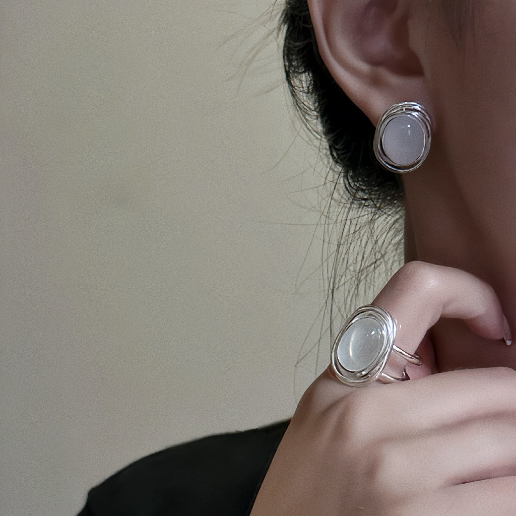 椭圆白月光耳钉银轻奢清冷感饰品