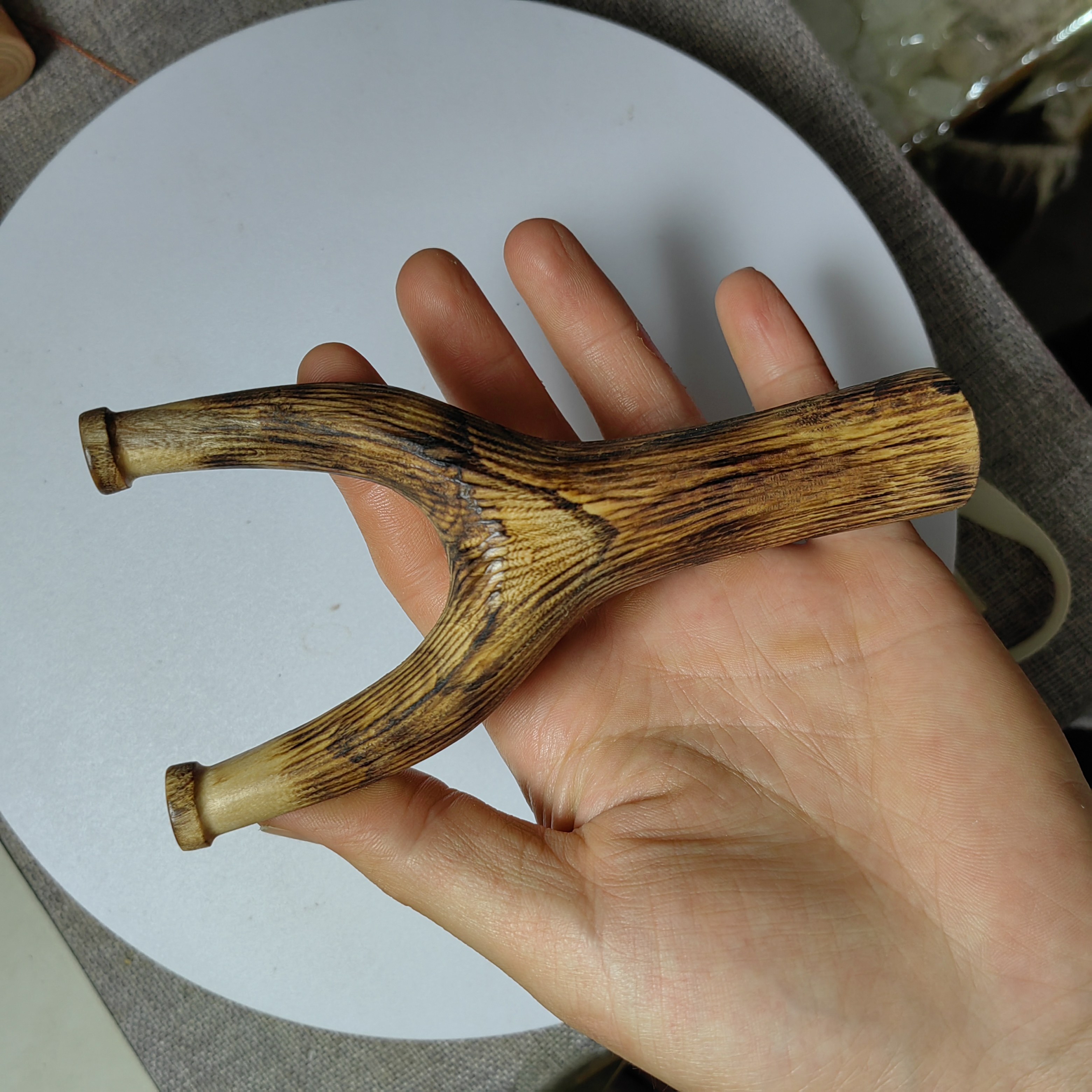 李子树原叉弹弓纯手工制作碳化工艺(尾部的裂纹火烤的效果)