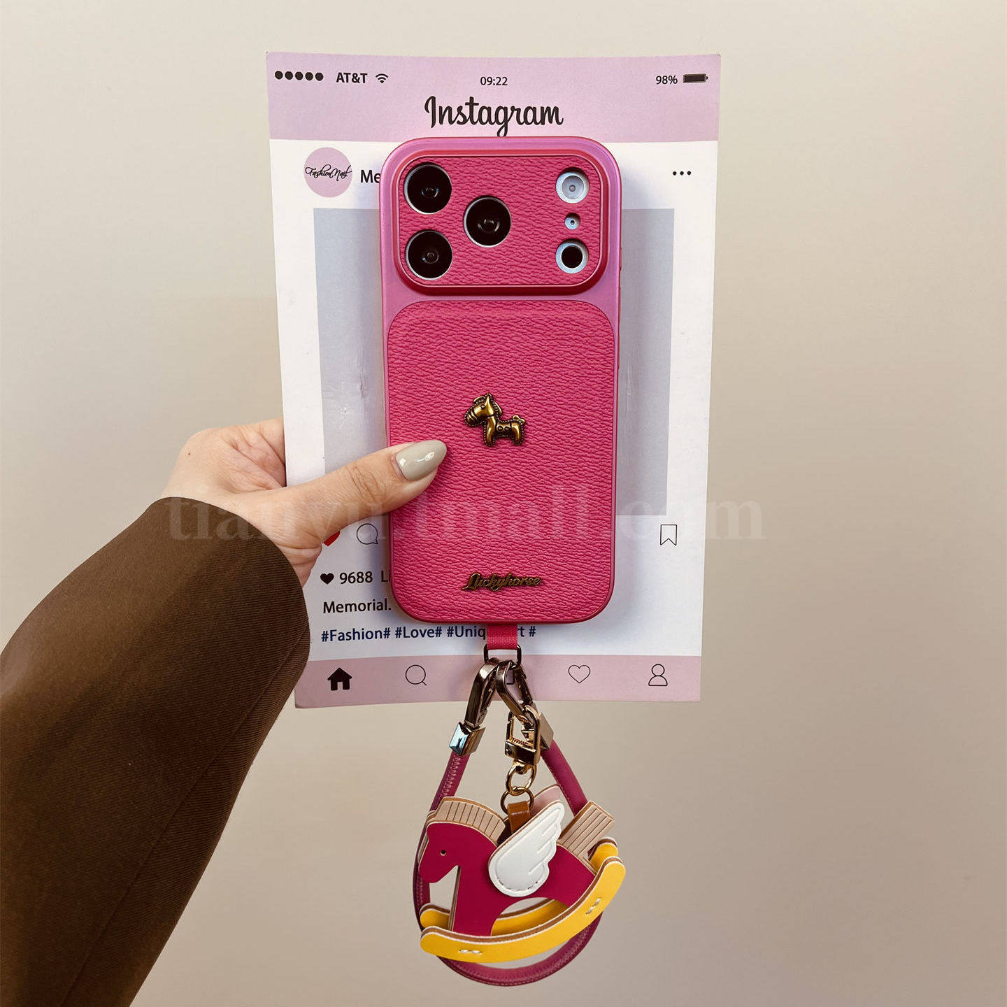 恬妤 复古潮流玫红色立体小金马适用于苹果17pro手机壳iphone14马年挂件16promax皮质15全包精孔13pro挂绳17,3C数码配件,手机保护套/壳,淘宝优惠券,粉丝福利购,淘宝优惠卷