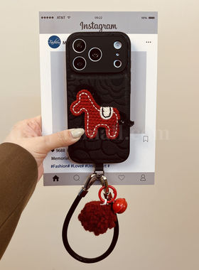 恬妤 小香风黑色花纹刺绣小马适用于华为mate80promax手机壳pura80pro+复古mate70全包m50/m60手挂绳p70马年