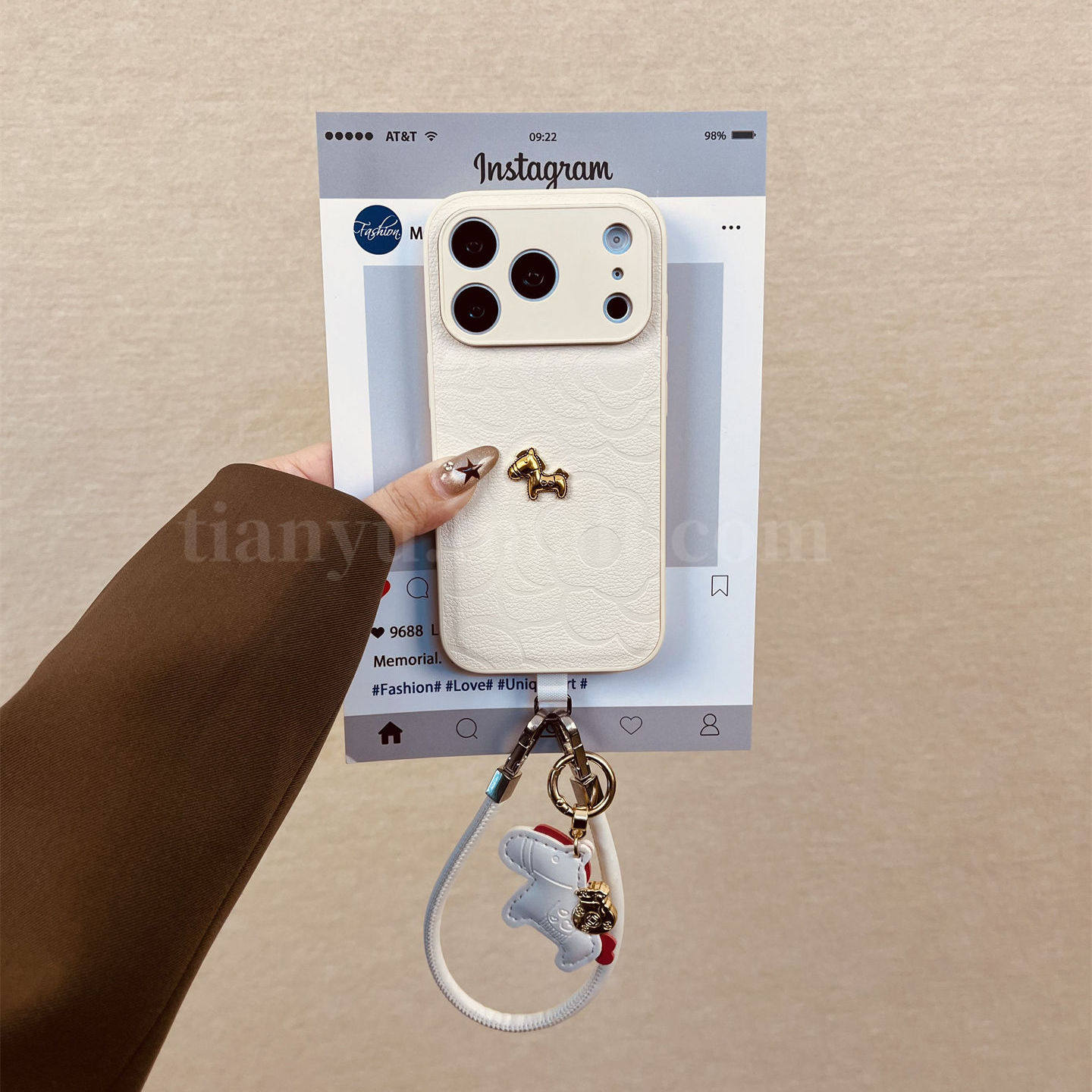 恬妤 小香风白色山茶花纹立体小金马适用于苹果17pro手机壳iphone16皮质15promax福袋马挂件13pro复古14文艺,3C数码配件,手机保护套/壳,淘宝优惠券,粉丝福利购,淘宝优惠卷