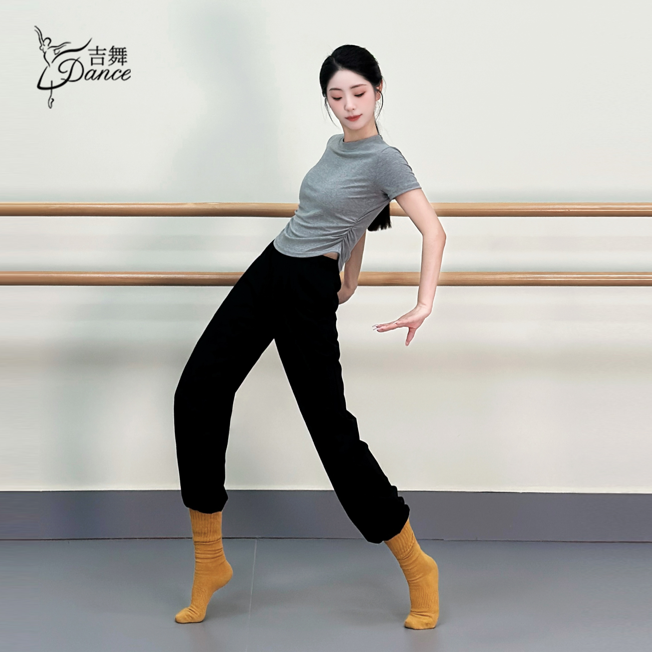 吉舞花灰色舞蹈服套装