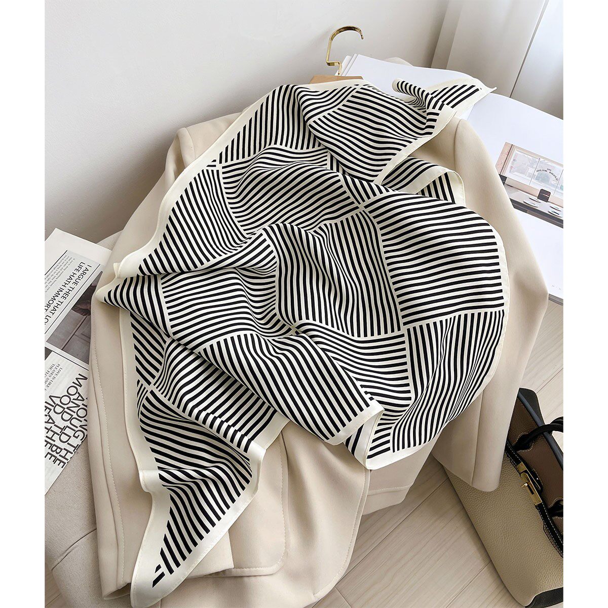 丝巾黑白条纹三角巾爆款新款简约印花搭配西装仿真丝腰带女百搭