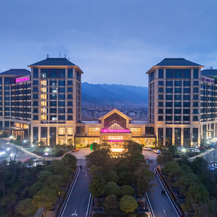 【春促提前购】南昌保利皇冠假日高级房1晚含早+高尔夫球场体验