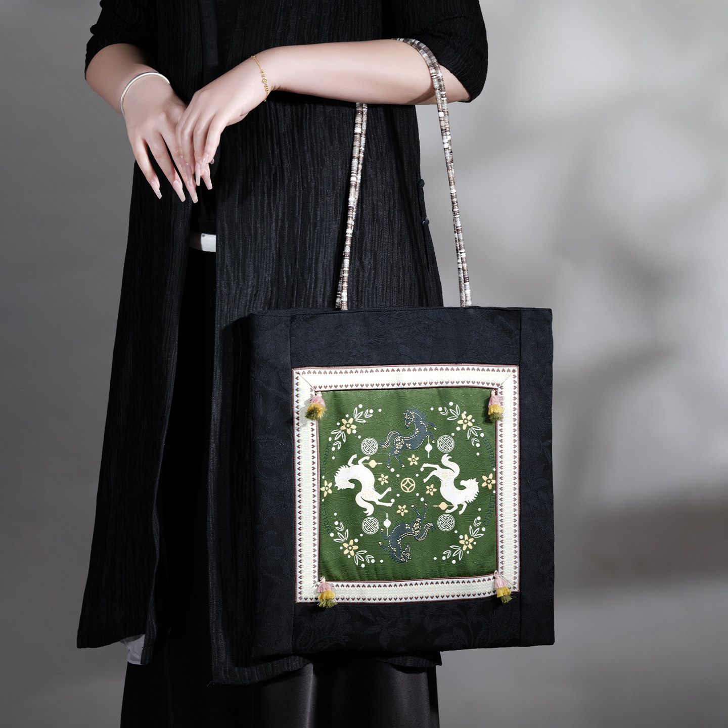 盐田织彩民族风生肖图案织锦包女单肩包百搭小众设计流苏国风包