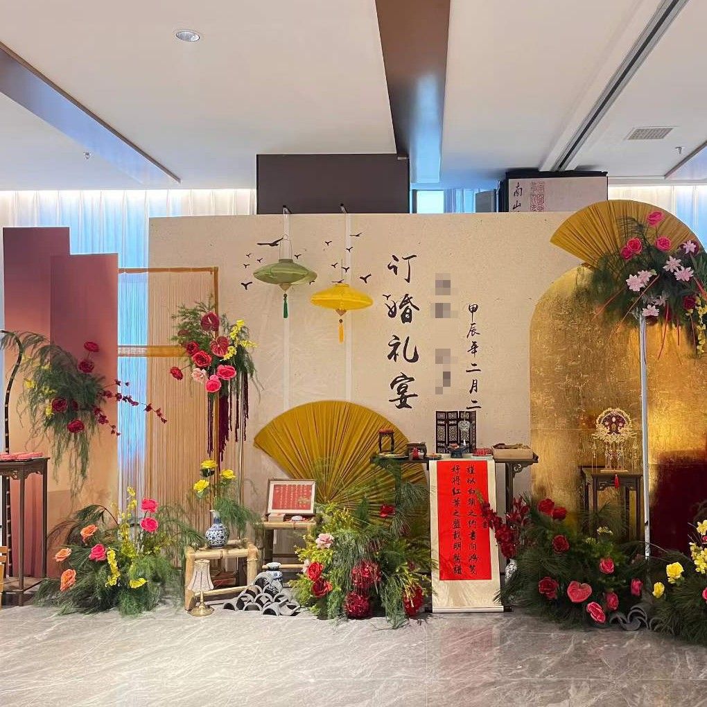 金色新中式订婚宴场景布置国风设计摆台婚礼布置结婚背景kt板厂家