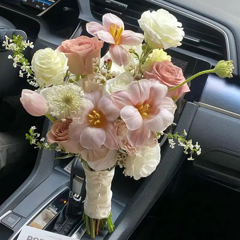 结婚粉色婚礼手捧花新娘手捧结婚出片郁金香领证花拍照道具