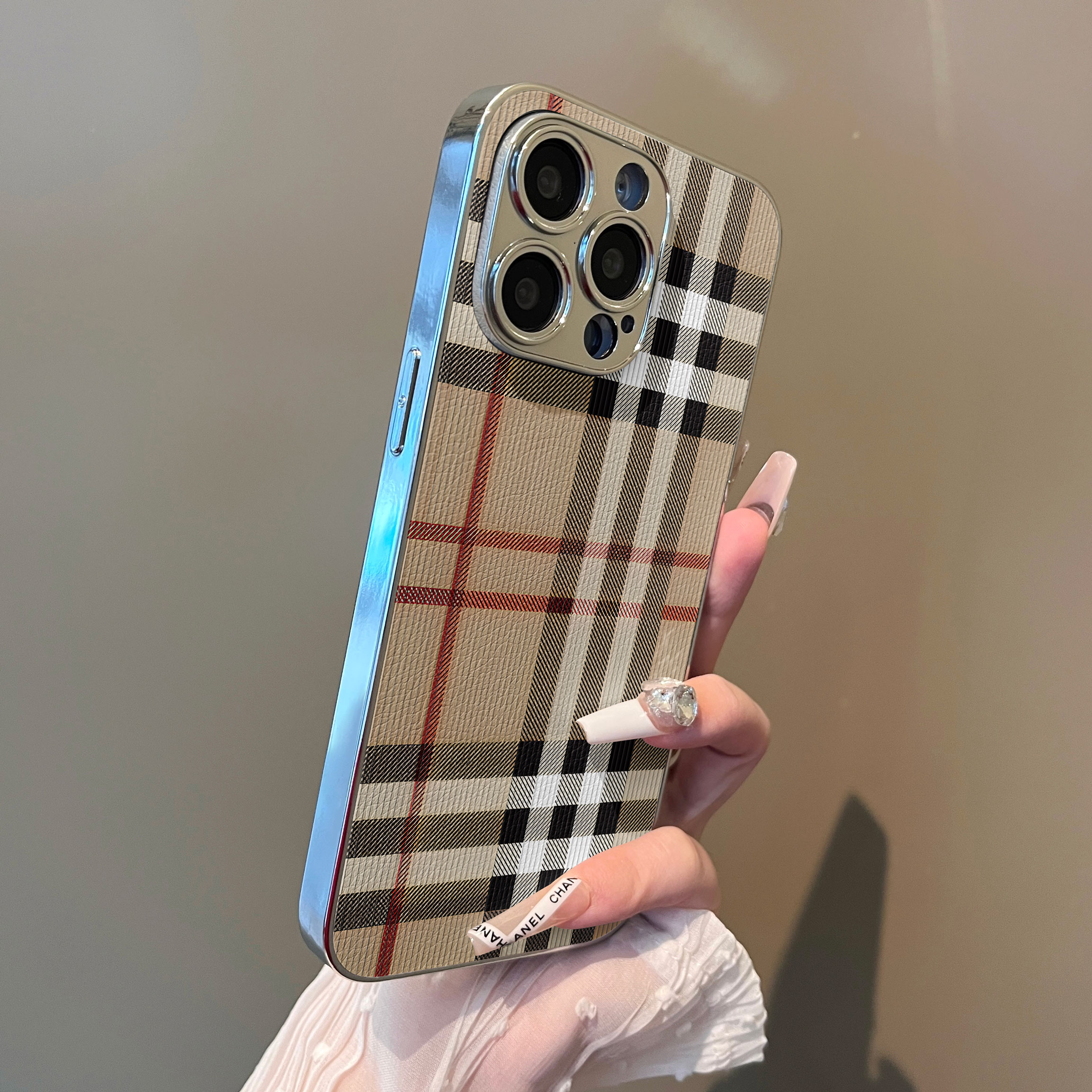 适用于苹果17promax手机壳米黑白格子支架16e小羊皮iphone12/13套xs全包防摔14/15新款xr男女11pro外air