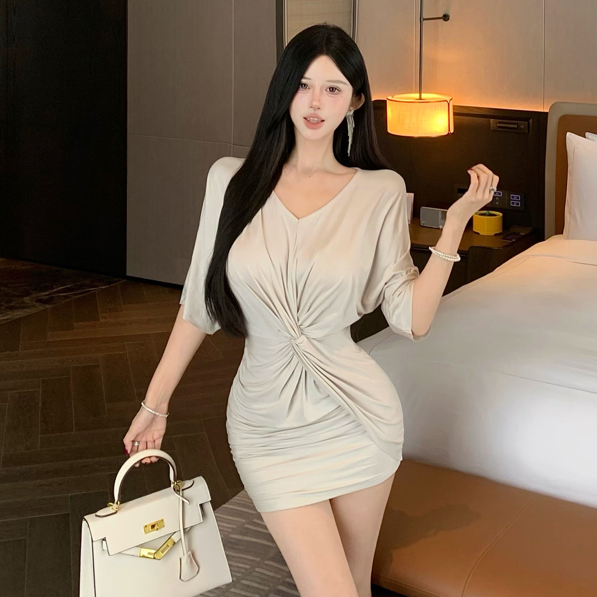 v领短袖后妈连衣裙女夏季2025新款性感气质短款短裙修身包臀裙子