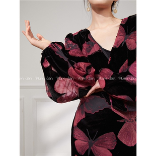 Plum Jan/法式丝绒连衣裙女2024春季高级感超好看黑色V领显瘦长裙