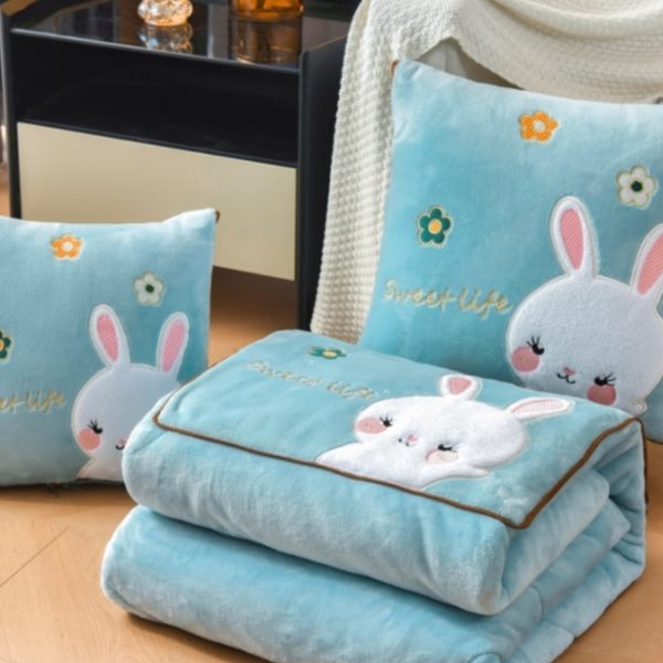 加厚双面牛奶绒抱枕被子两用空调毯子午睡办公司汽车载枕头二合一