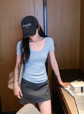 巨好看的蓝色V领修身短袖t恤女夏2026新款今年流行的爆款女装上衣