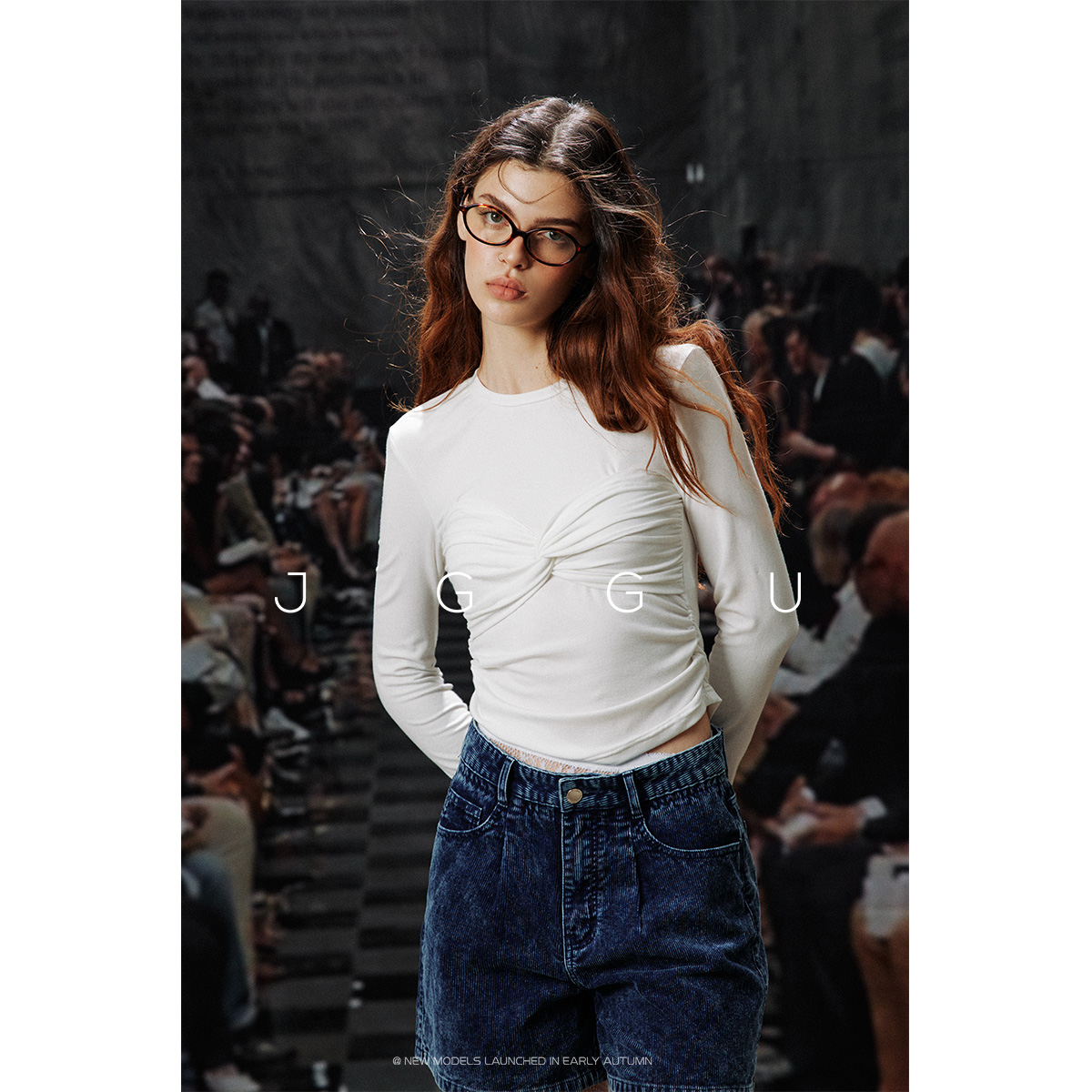 扭结式时髦风正肩修身打底T恤