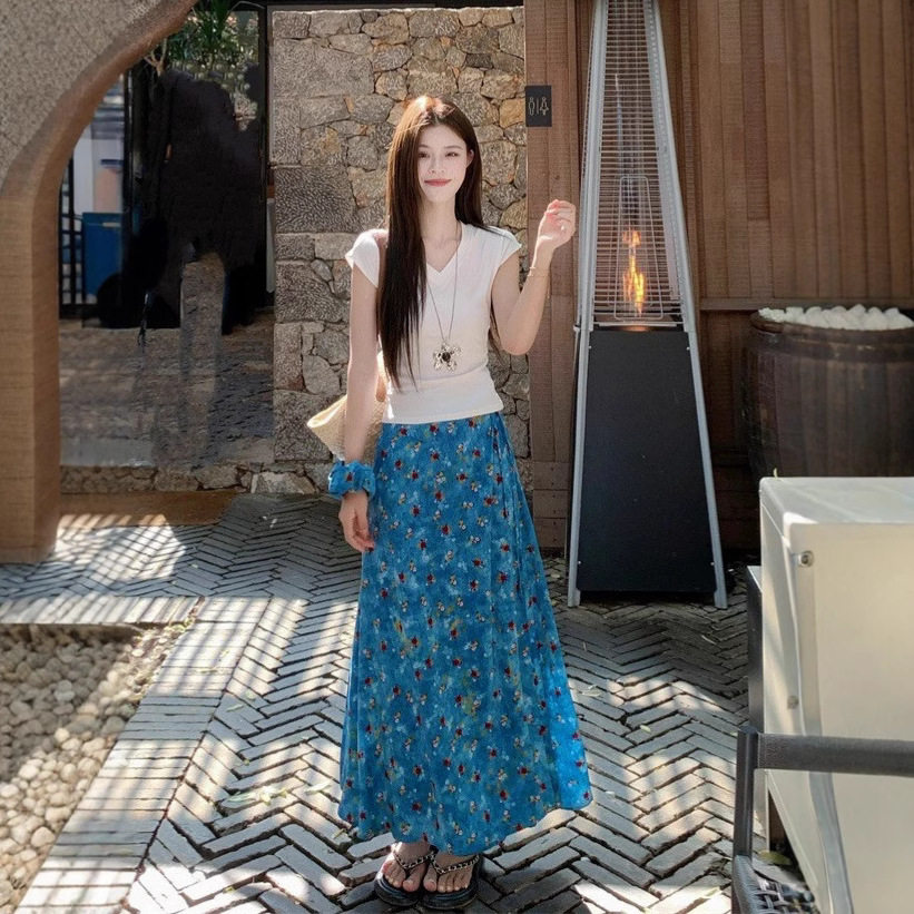 蓝色碎花油画系带半身裙女2026夏季新款显瘦修身V领短袖T恤两件套