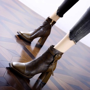 拼接方头高跟靴子2025秋冬季新款帅气短靴设计感皮带扣粗跟马丁靴