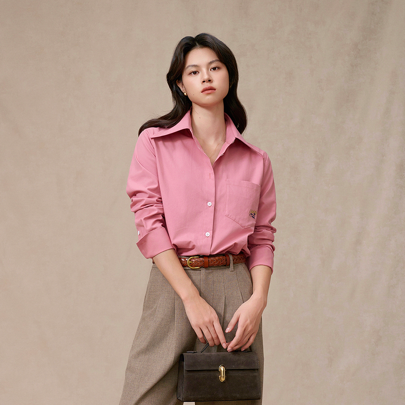 尖领刺绣棉感衬衫正肩修身