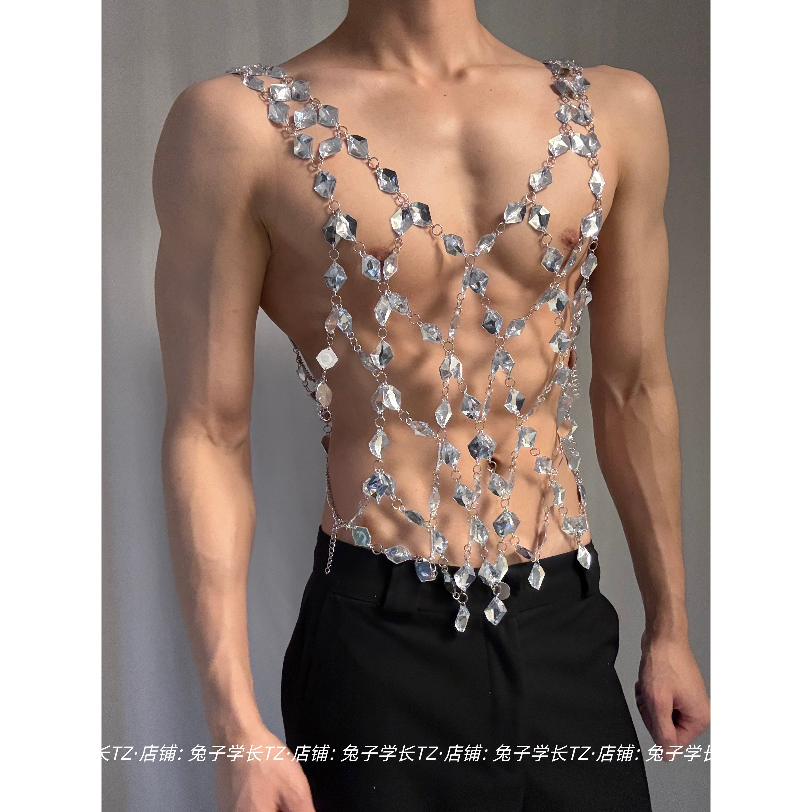 显肌肉水晶胸链男模特同款
