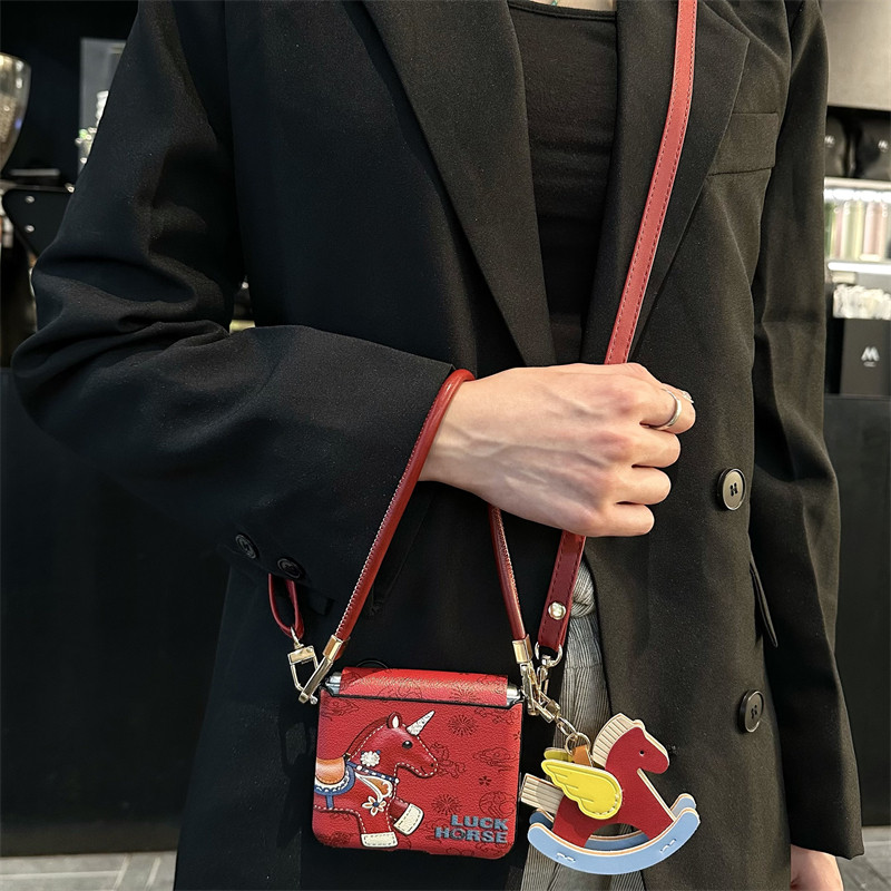 悦皇布偶木马挂饰适用于小米mixflip2折叠手机壳铰链全包中轴斜挎挂绳手提mixflip新年红国风喜庆翻盖保护套