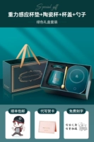 Теплая чашка в темно -зеленой модели