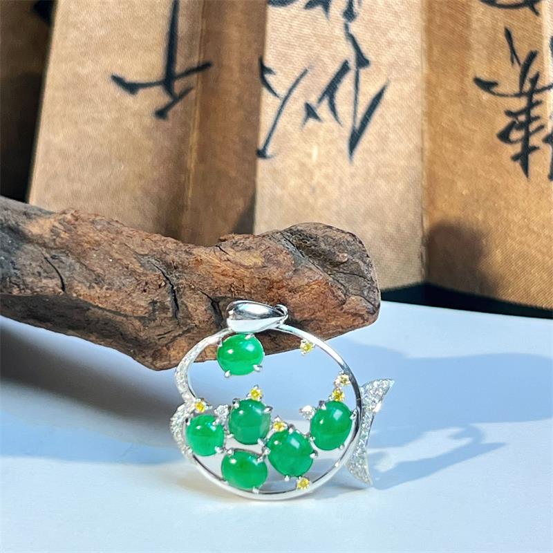 七彩云南天然翡翠阳绿镶嵌挂坠
