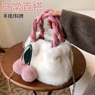 冬天包包女毛茸茸斜挎包百搭新款毛绒可爱樱桃手提包秋冬小众时尚