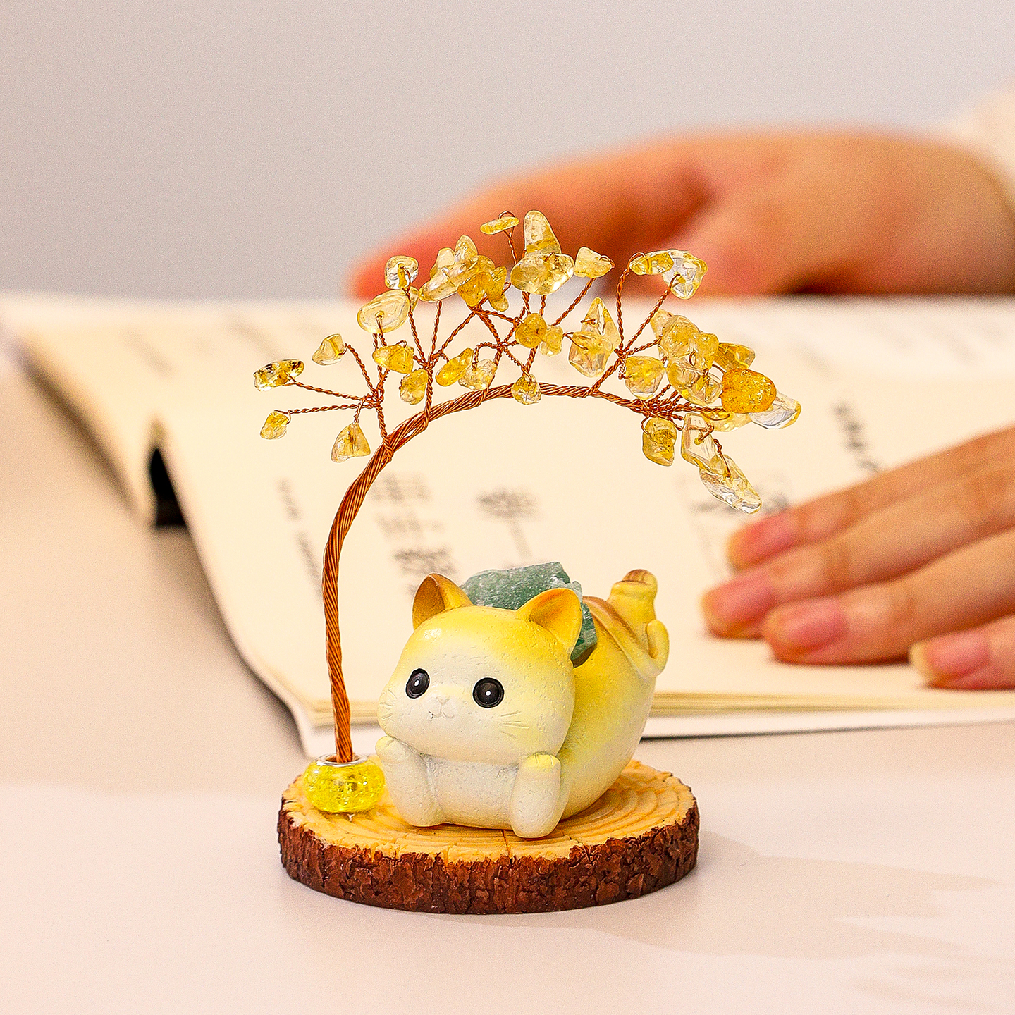 甜甜三花猫发财树扩香石桌面摆件