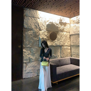 黄亮Elovey 知性学术风-气质深V翻领修身针织毛衣通勤显瘦A02-4