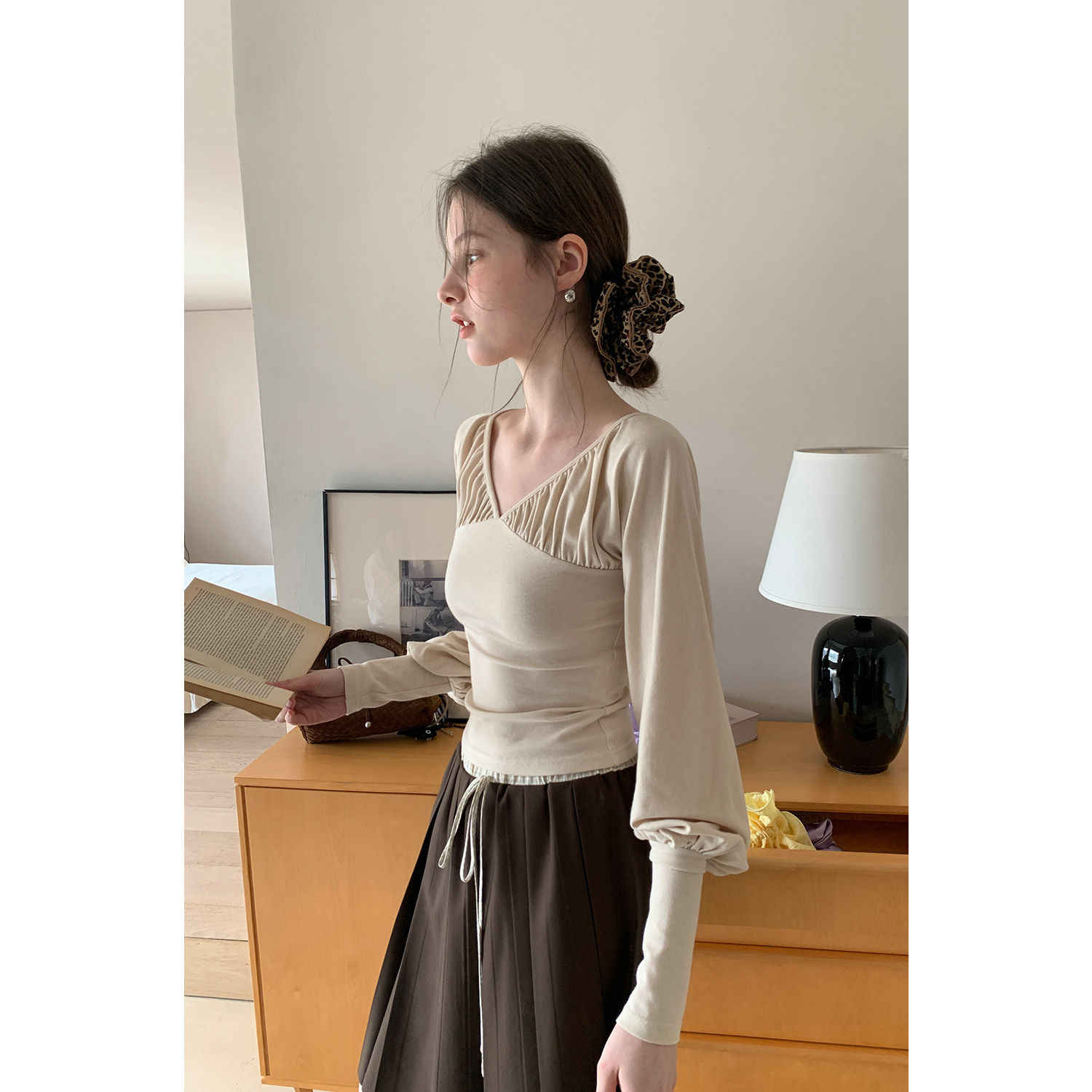 EGGKA温柔风气质褶皱V领设计感收口袖长袖T恤女春季修身短款上衣