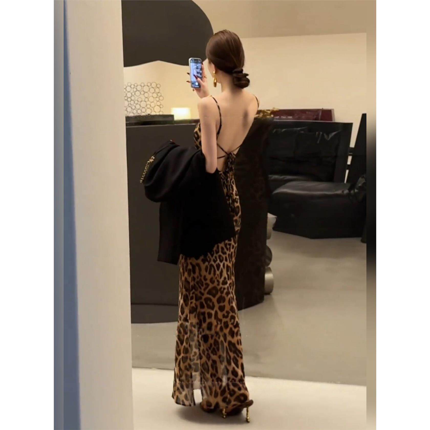 性感辣妹露背豹纹吊带连