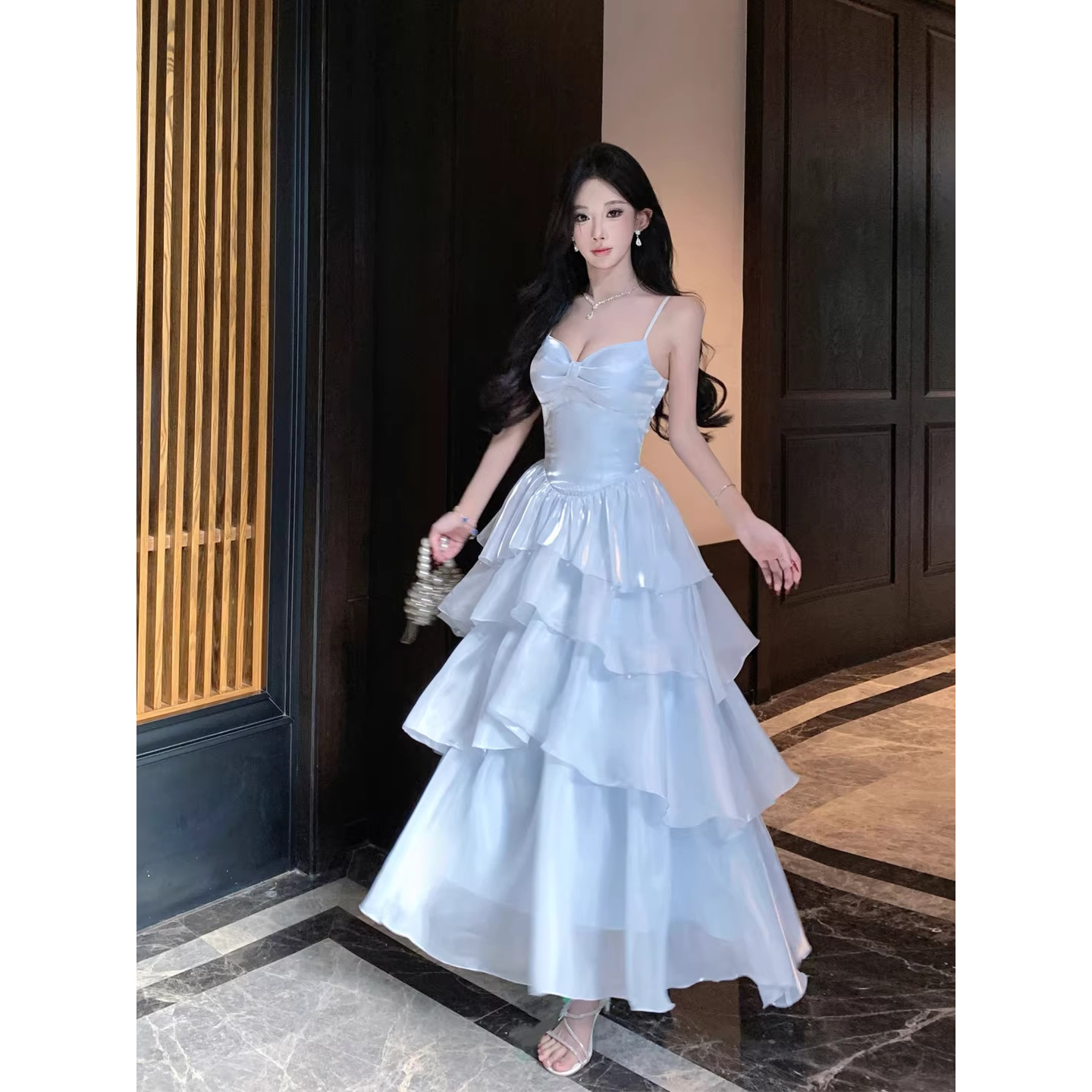 法式蓝色光泽感吊带蛋糕连衣裙女生日礼服裙收腰显瘦海边度假长裙