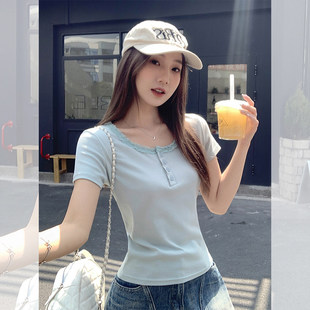 纯欲蕾丝花边低领短袖t恤女2026夏季新款正肩露锁骨纽扣修身上衣