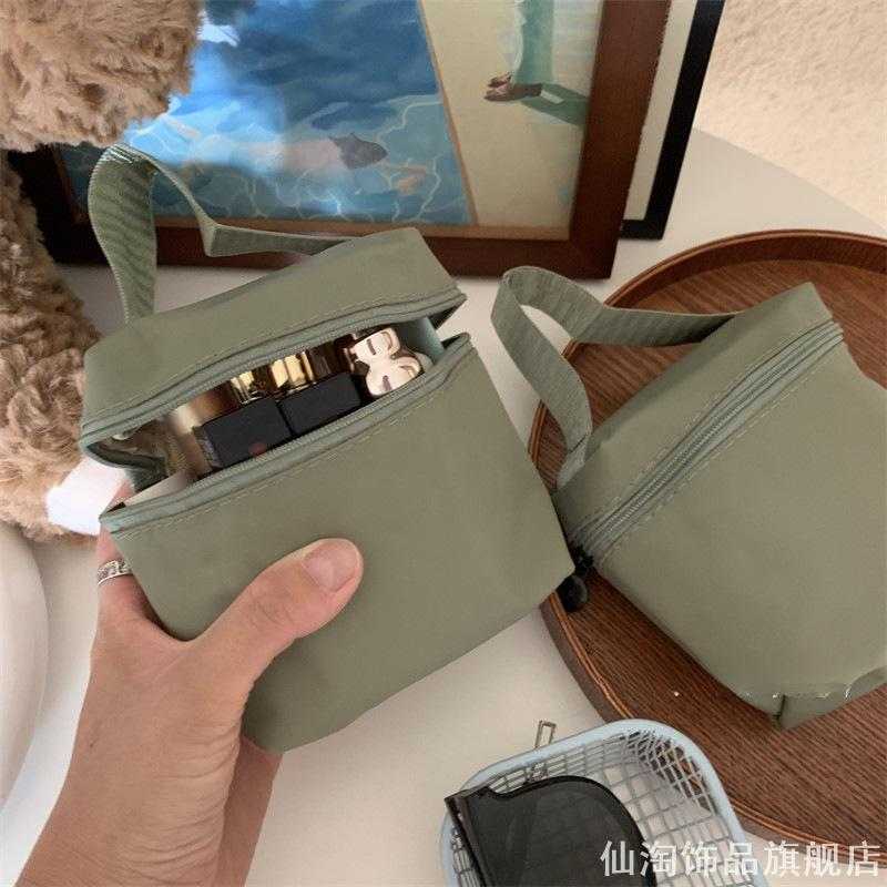 便携出差迷你手提化妆袋纯色防水面料彩妆面霜首饰随身分装小包