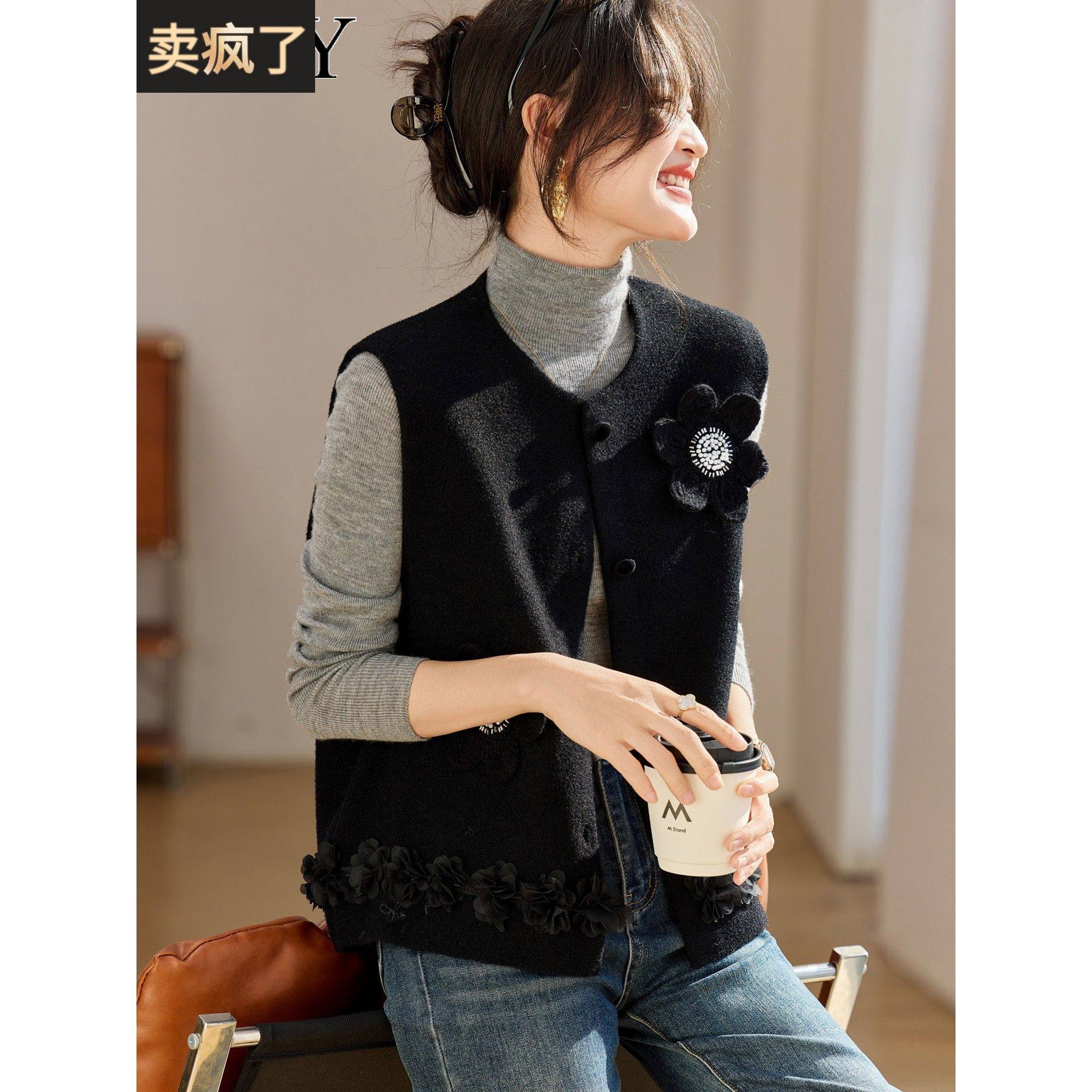 2025秋季新款黑色小香风圆领马甲漂亮显瘦呢子背心短款针织开衫女