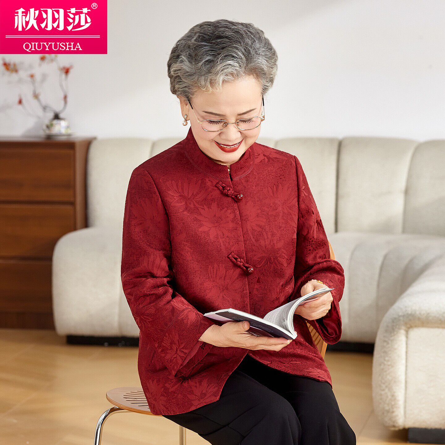 红色盘扣立领外套中老年