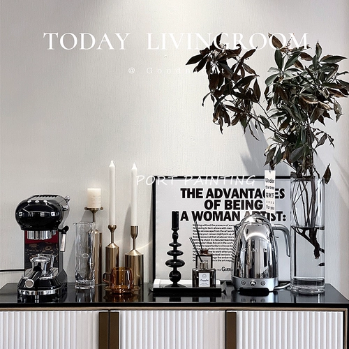 Портпинтинг украшает одиночную белую английскую простоту художественного плаката.