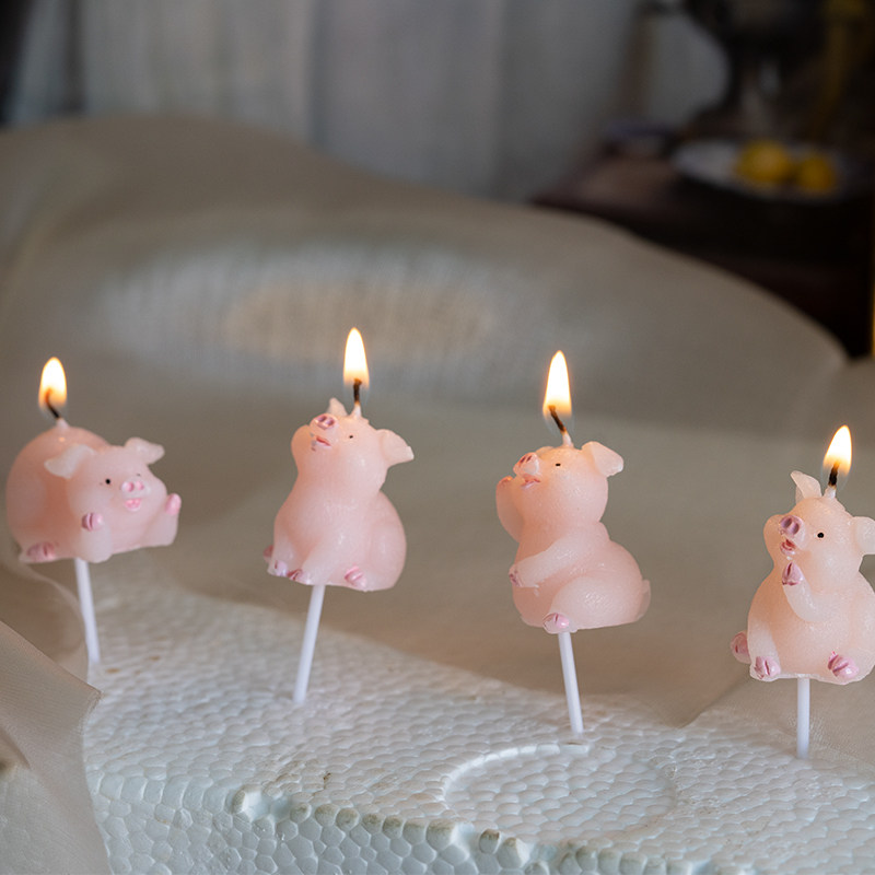 可爱的小猪蜡烛祝你生日快乐哦