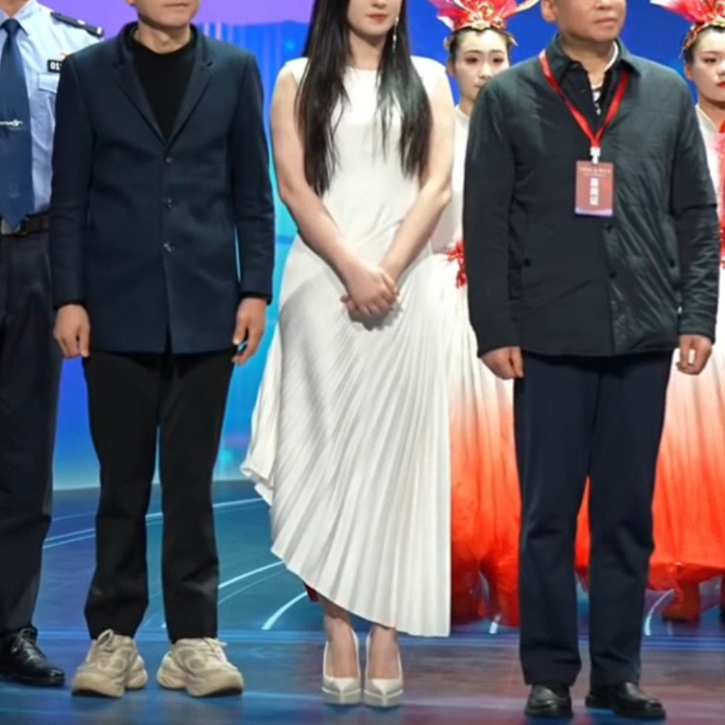 无袖敬酒服新娘2025新款高级感订婚礼服裙不对称压褶下摆连衣裙女