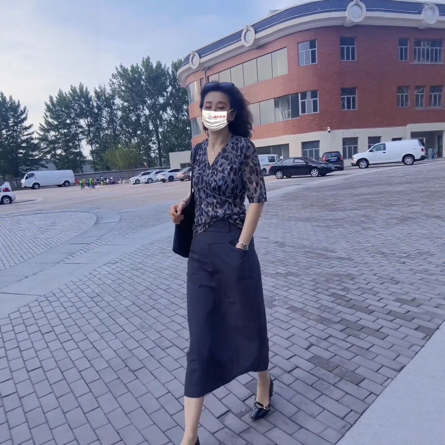 豹纹交叉褶皱短袖上衣修身套装