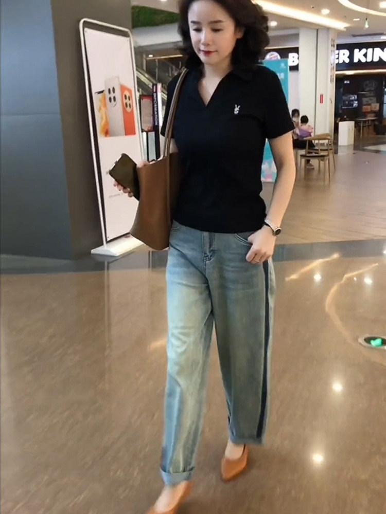 黑色V领减龄上衣蓝色翻边牛仔裤
