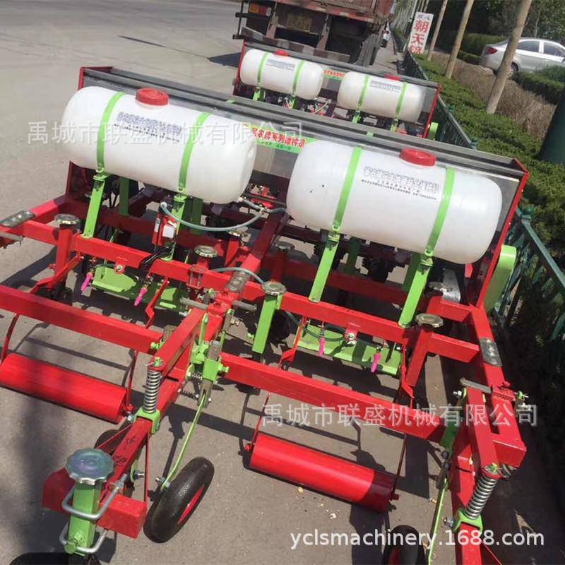 花生播种机小四轮拖拉机带的长果子起垄施肥覆膜喷药种植一体机