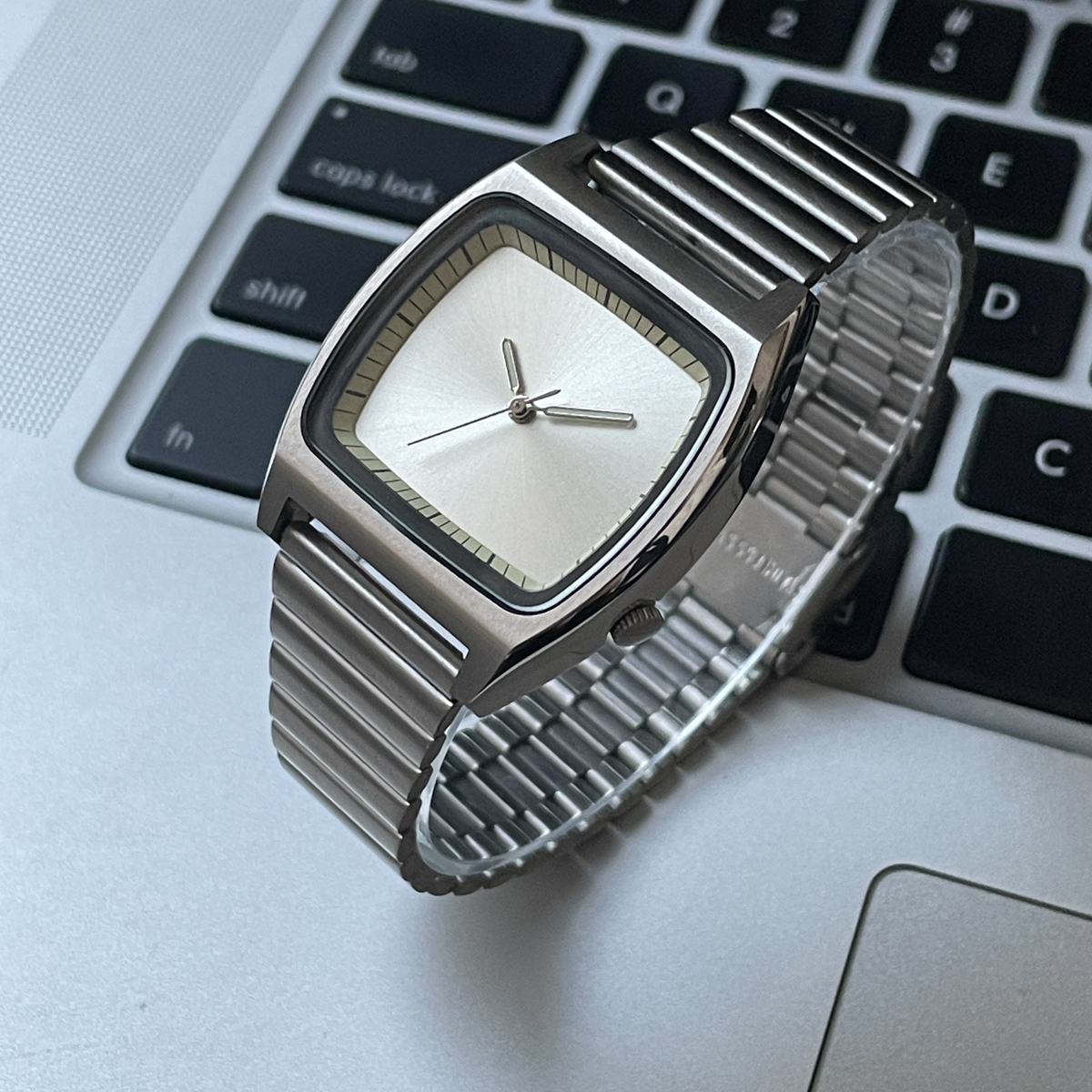 酒桶形手表男高级感男士运动男款2025年新款虫洞概念男生氚气男表