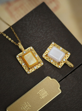 S925纯银镀18k金镶嵌金贝母粉贝吊坠复古个性潮流无事牌精致古风